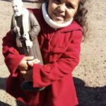 La niña Elektra, con su padre Pio