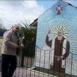 Padre Pio escultura en Mosaicos realizada por Yamandu Ortiz_compressed